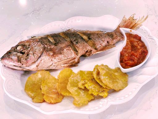 Pescado Frito con Tostones