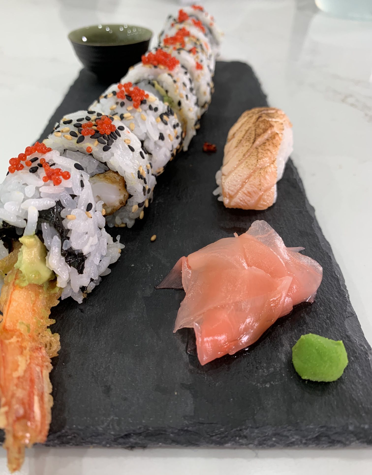 Rollo de Camaron Tempura y Nigiri de Salmon