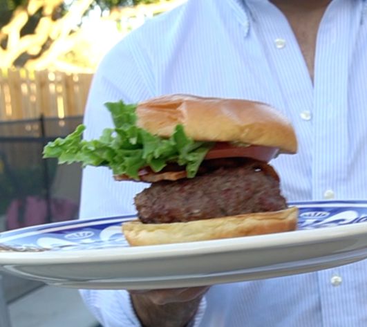 Hamburguesa con queso azul, aguacate, y tocino