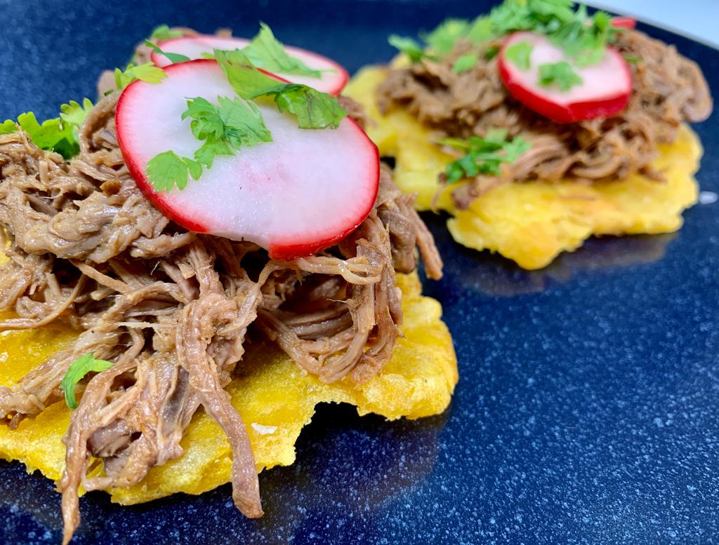 Ropa Vieja con Tostones y Rábano Encurtido