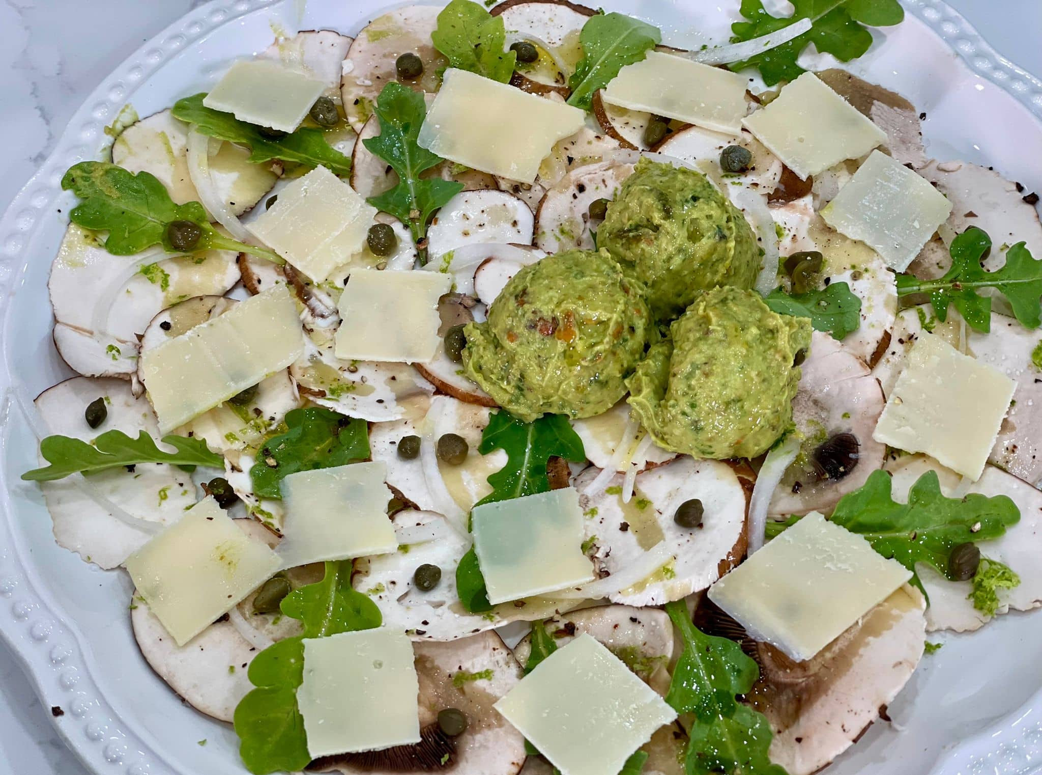 Carpaccio de Champiñones con Pesto de Pistacho y Aguacate